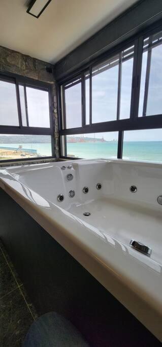 מבנים בים 75 Suites At Sea Haifa Exterior foto
